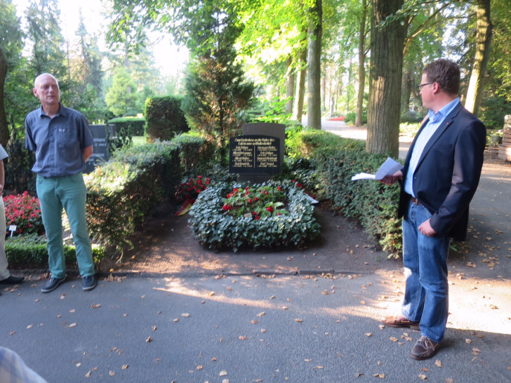 Bertold Brücher (DGB-Kreisverbandsvorsitzender) und Jan Schröder (SPD-Stadtverbandsvorsitzender) am Grabmal der Antifaschisten. Foto: Privat