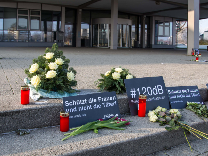 Vor dem Rathaus in Salzgitter wurden Kerzen und Banner aufgestellt. Fotos: Karliczek 