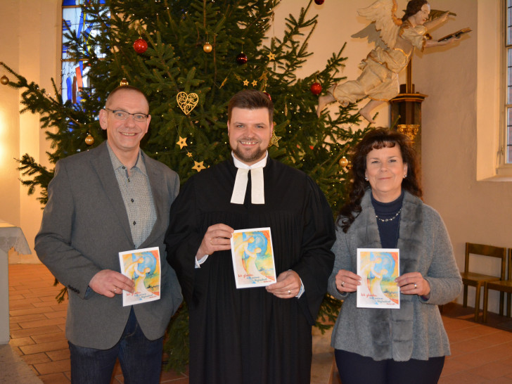 Die Kirchenvorsteher Henrik Kühn und Claudia Gaida gestalteten mit Pastor Titus Eichler die Andacht zur neuen Jahreslosung. Foto: Evangelisch-Lutherischer Kirchenkreis Peine
