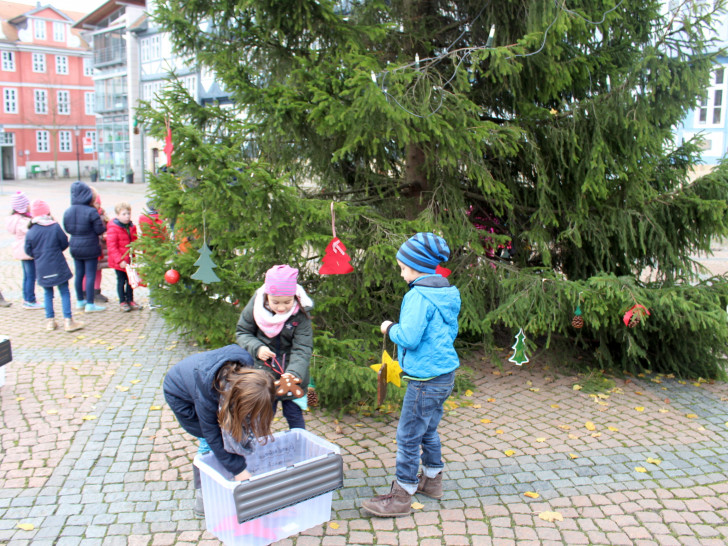 Es ist schon eine kleine Tradition, dass die Kinder der Grundschule Harztorwall die Friedenstanne schmücken dürfen. Fotos: Alexander Dontscheff