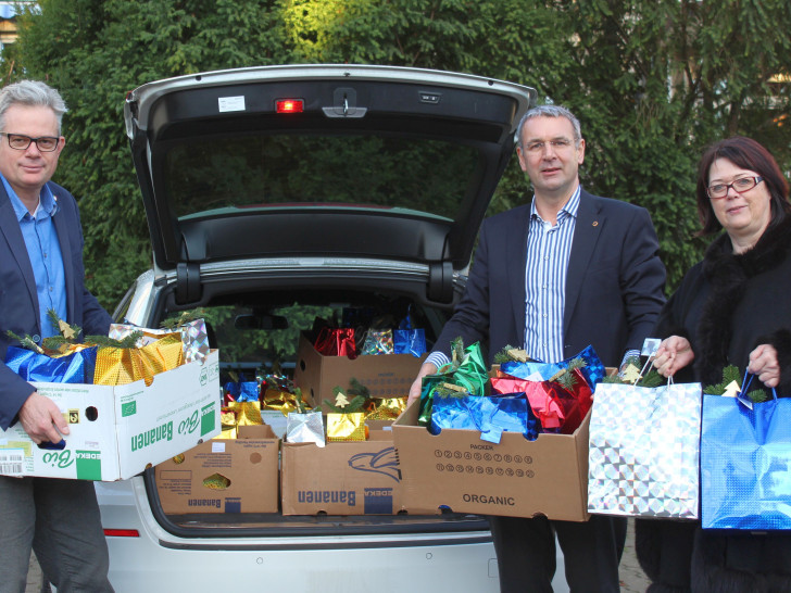 Von links: Marcus Eckhoff (Geschäftsführer Neuerkeröder Wohnen und Betreuen GmbH), Thorsten und Jutta Rehmann (Lions-Club Braunschweig)
hatten Freude beim Schenken. Foto: Privat
