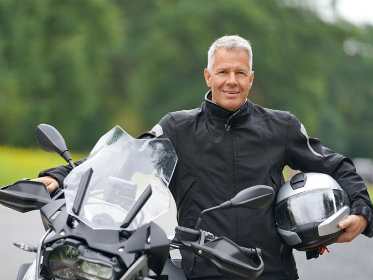 Dem Wahlkampf auf der Spur: RTL Chefmoderator Peter Kloeppel schwingt sich auf's Motorrad.
Foto: MG RTL D / Stefan Gregorowius