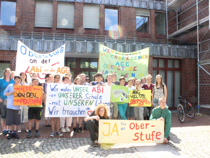 Schüler der Adolf-Grimme-Gesamtschule demonstrierten vor der Kreisverwaltung für eine Oberstufe an ihrer Schule. Fotos: Anke Donner 