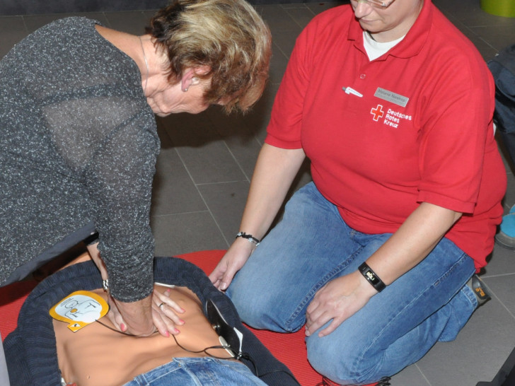 DRK-Ausbildungsbeauftragte Melanie Niestrop (rechts) zeigt Rosemarie Lasz, wie man mithilfe eines Defibrillators die Herzdruckmassage duchführt.  Foto: DRK