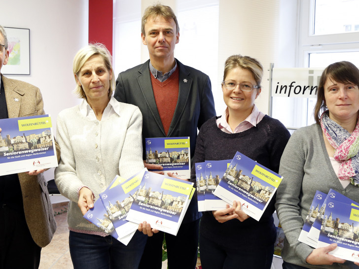 Präsentieren den neuen Seniorenwegweiser der Stadt: (v. l.): Bürgermeister Thomas Pink, Anette Müller-Damrath (Leiterin Seniorenservicebüro), Amtsleiter Norbert Fricke, Mareike Hecht und Sandra Goldisch (beide Seniorenservicebüro). Foto: Stadt Wolfenbüttel 