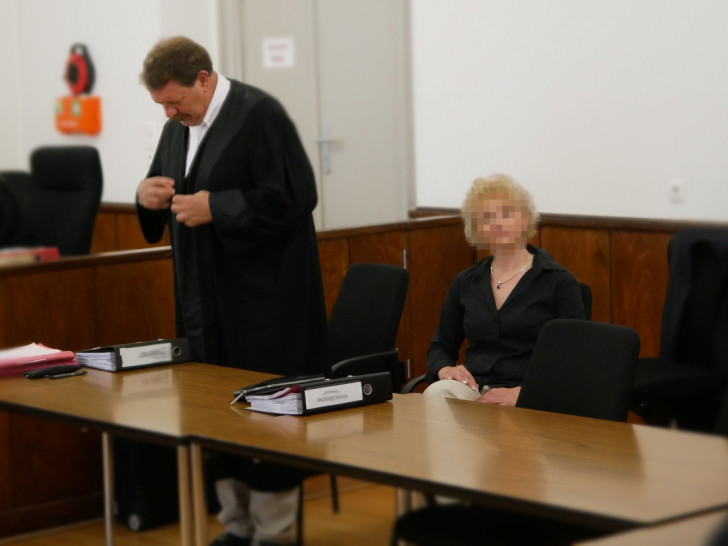 Relativ ruhig macht sich die Verteidigung bereit für den ersten Prozesstag am Landgericht in Braunschweig. Foto: Alexander Panknin