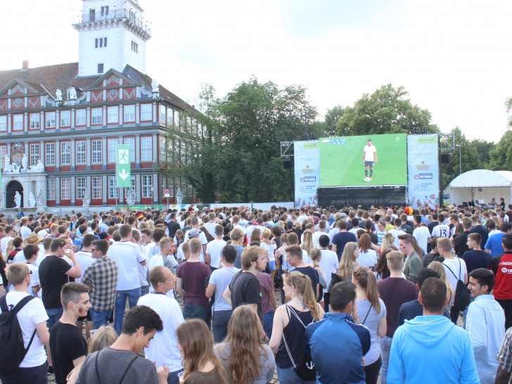 Mehr als 2.000 Zuschauer erlebten am Dienstag den Einzug der Deutschen Elf ins Achtelfinale. Fotos: Anke Donner 