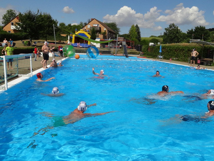 Dem Wasserballturnier folgte das Sommerfest mit reichlicher Versorgung für das leibliche Wohl. Foto: Anja Steinke