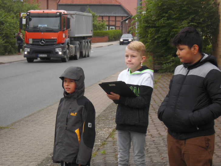 Am Steinweg beobachteten die Grundschüler den Verkehr und kamen einigen Rasern auf die Schliche. Fotos: Verkehrswacht Wolfsburg