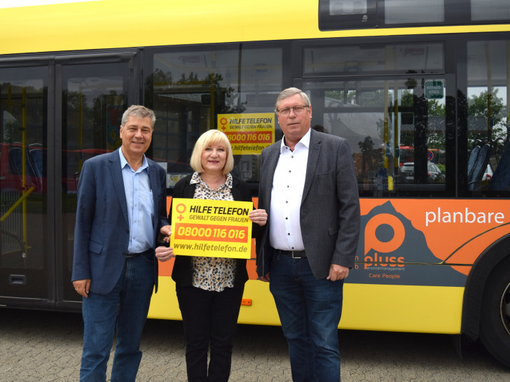 Erster Stadtrat Burkhard Siebert, Gleichstellungsbeauftragte Vera Tietz und Stadtbus-Geschäftsführer Peter Gaschler (von rechts) präsentieren die Plakate, die in zehn Bussen durch das Stadtgebiet fahren und das Hilfetelefon bekannter machen. Foto: Stadt Goslar