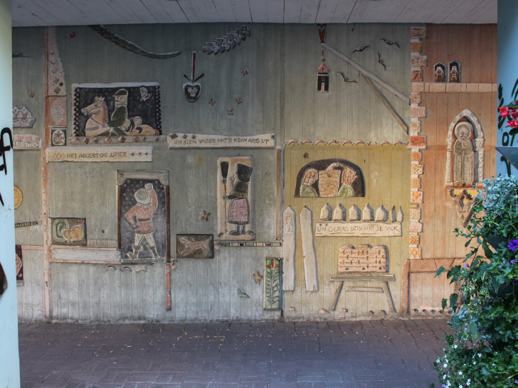 Eulenspiegel-Reliefs an der Fassade des ehemaligen Hertie-Gebäudes. Foto: Jan Borner