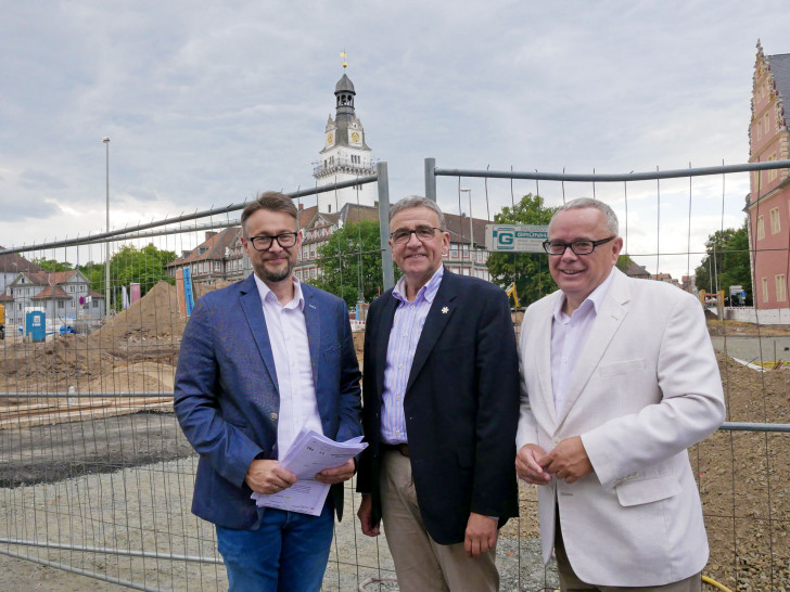 Ivica Lukanic, Thomas Pink, Andreas Meißler vor der Großbaustelle "Schlossplatz". Fotos: Alexander Panknin