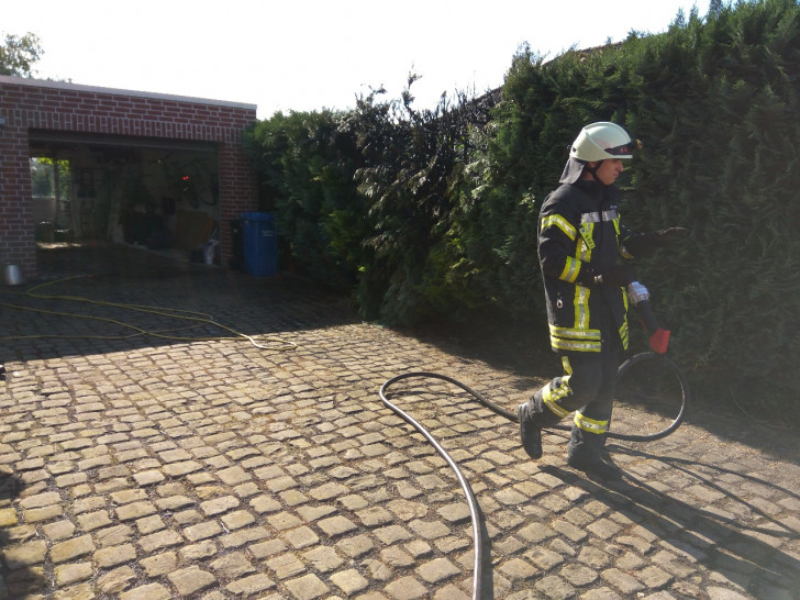 Ein Heckenbrand beschäftigte heute die Feuerwehren aus Meinersen, Ahnsen und Seershausen Foto: Carsten Schaffhauser, Kreisfeuerwehrpressestelle