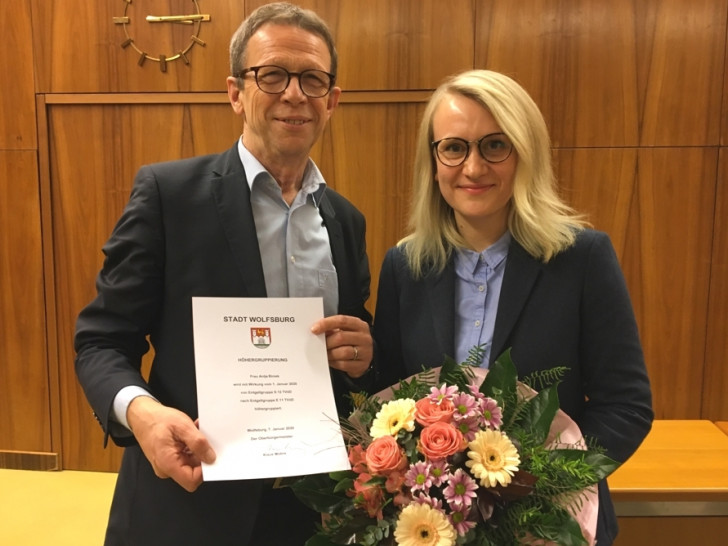 Oberbürgermeister Klaus Mohrs heißt Antje Biniek als neue Gleichstellungsbeauftragte willkommen. Foto: Stadt Wolfsburg