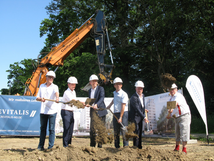Der symbolische Spatenstich markiert den Baubeginn für das neue Stadtquartier. Foto: Stadt Wolfsburg
