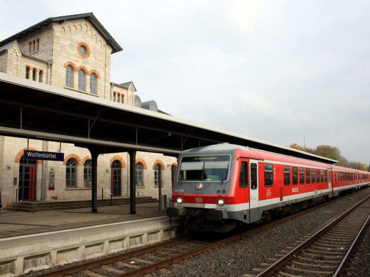 Der Bahnhof Wolfenbüttel wird von vielen Pendlern benutzt. Für Anreisende mit dem Fahrrad fehlt ein moderner Stellplatz. Foto: Archiv/Werner Heise