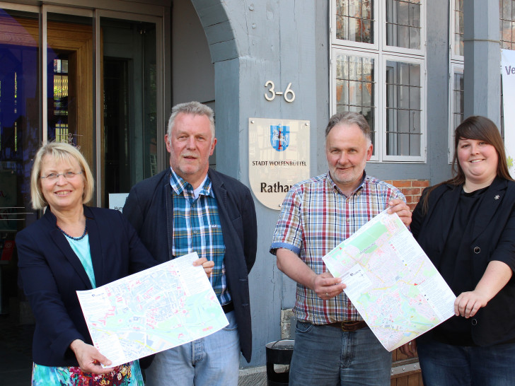 Ulrike Tilk, Jörg Schlemmer und Rainer Kellner vom Landesamt für Geoinformation und Landesvermessung Niedersachsen, Regionaldirektion Braunschweig-Wolfsburg sowie Anna Heine von der Stabsstelle für Flüchtlingsangelegenheiten präsentieren die Stadtkarte für Flüchtlinge. Fotos: Max Förster