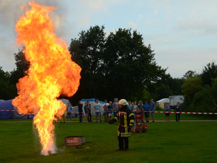 Der Workshop zum Thema Brandschutzerziehung. Teamer Daniel Schafberg zeigt den Jugendlichen was passiert, wenn man Wasser auf brennendes Fett schüttet. Fotos: Kreis-Jugendfeuerwehr Goslar