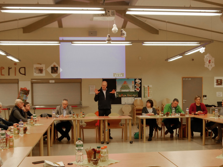 Schulleiter 	
Hans-Günter Gerhold begrüßt die Gäste in der Cafeteria des Gymnasiums Salzgitter-Bad. Foto: Alexander Panknin