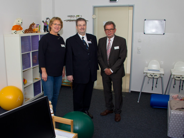 Ingrid Pahlmann, Bernhard Hönigsberg und Horst Schiesgeries im Eltern-Kind-Zimmer von H&D. Foto: H&D International Group