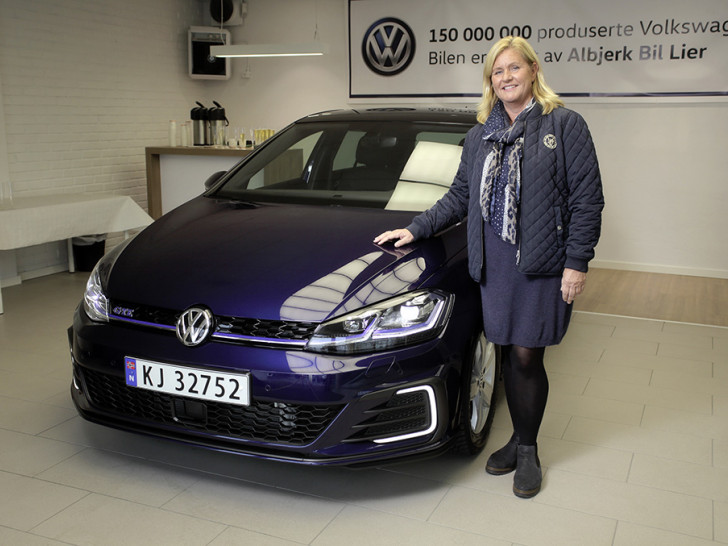 Turid Sedahl Knutsen nahm den 150-millionsten Volkswagen, einen Golf GTE, in Lier (Norwegen) entgegen. Foto: Volkswagen