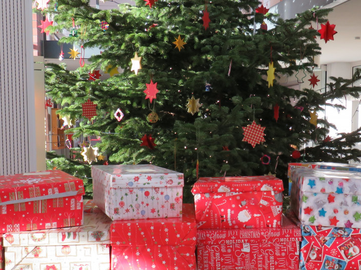 Schon bei der Aktion im Jahr 2018 kamen viele Pakete vor dem Weihnachtsbaum im Rathaus zusammen. Foto: Gemeinde Lehre
