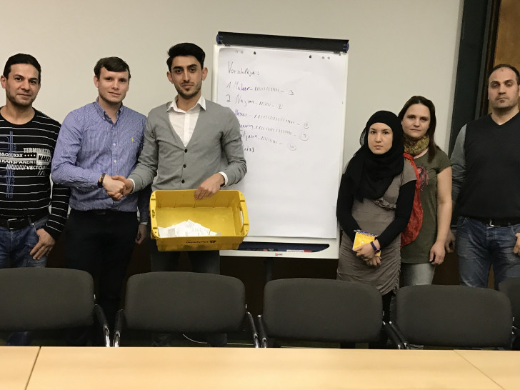 Der Flüchtlingsrat von links nach rechts: Muhammed Najiim (Beauftragter für Männerprojekte), Florian Cacalowski (Integrationsbeauftragter), Nesar Barikzai (1. Vorsitzender), Nazanin Mohamady (Beauftragte für Frauenprojekte), Tatjana Mrkonjic (Schriftführerin), Maher Soukria (2. Vorsitzender). Es fehlt Ikhlass Babiker (Beauftragte für Kinder- und Jugendliche). Foto: privat