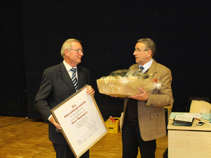 Bürgermeister Thomas Pink überreichte dem ehemaligen Bürgermeister Axel Gummert die Urkunde zur Ehrenbürgerwürde samt Geschenkekorb. Fotos: Jan Borner