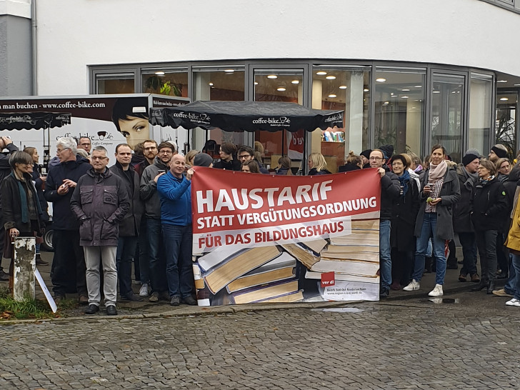 Gestern streikten die Beschäftigten der Bildungshaus Schulbuchverlage Westermann, Schroedel, Diesterweg, Schöningh, Winklers GmbH vor dem Bildungshaus Westermann. Foto: ver.di Süd-Ost-Niedersachsen