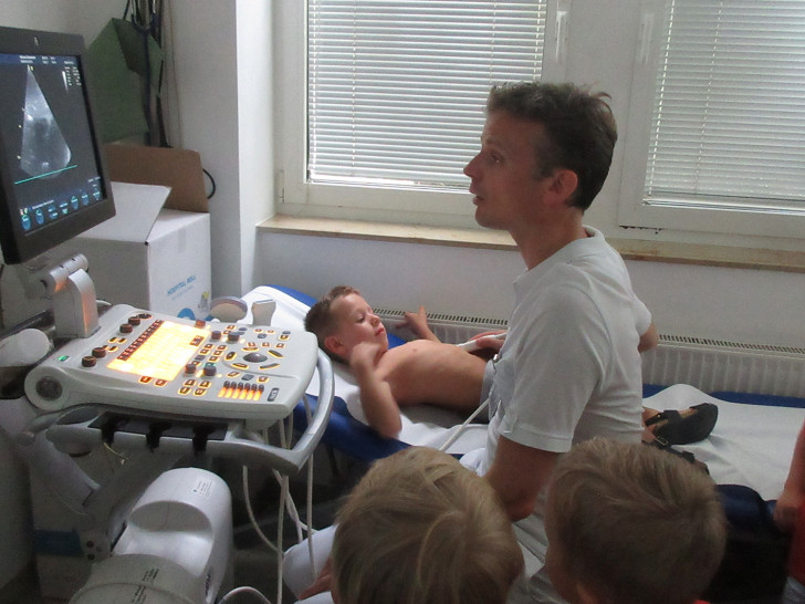 Mit dem Ultraschall konnten die Kinder ihr eigenes Herz beobachten. Foto: Stadt Wolfenbüttel