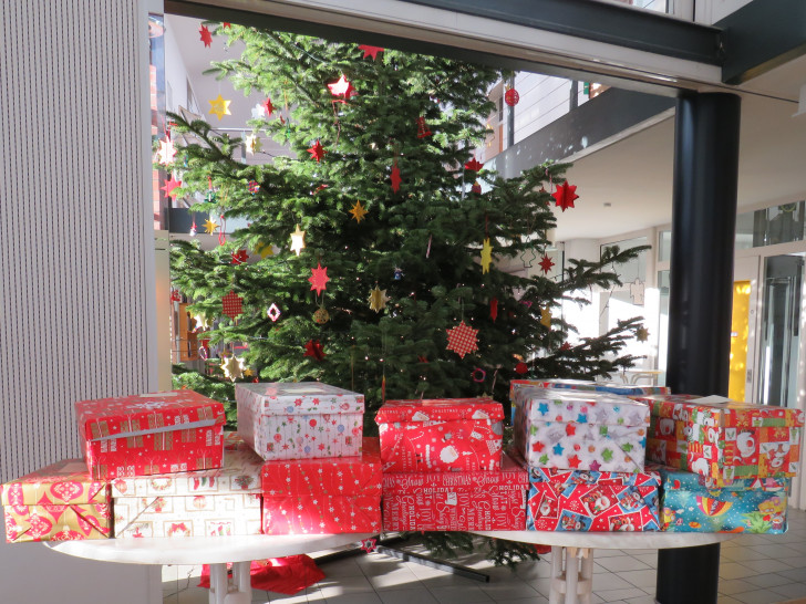 Ein kleiner Teil der Päckchen 2018 im Ratssaal. Foto: Gemeinde Lehre
