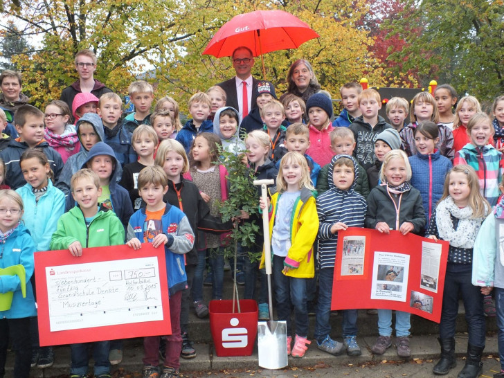 Die musikalische Grundschule Groß Denkte nimmt die Jubiläumseiche entgegen. Foto: Braunschweigische Landessparkasse