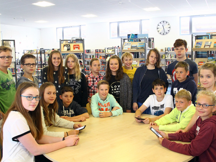 Schüler der 6. Klasse der Henriette-Breymann-Gesamtschule haben bei ihrem jüngsten Besuch in der Stadtbücherei auch die „Onleihe“ kennengelernt. Foto: Stadt Wolfenbüttel