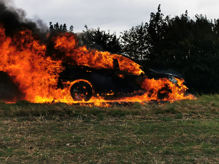 Das Auto konnte nicht mehr gerettet werden. Fotos: Felix Pschichholz / Feuerwehr Gemeinde Cremlingen