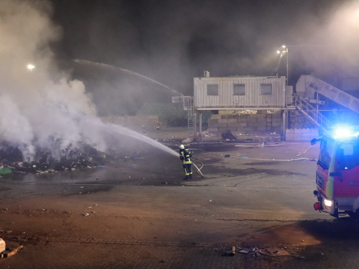 Die Feuerwehr löschte den Müllberg in verschiedenen Schritten. Fotos: Rudolf Karliczek
