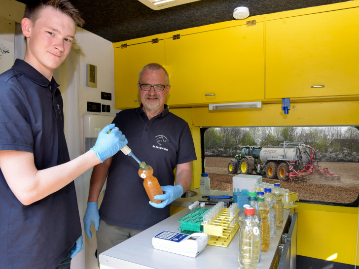 Milan Toups (links) (Mitarbeiter im Bundesfreiwilligendienst) und Harald Gülzow (Projektleiter) analysieren eine Brunnenwasserprobe im Labormobil vom VSR-Gewässerschutz e.V.. Foto: VSR