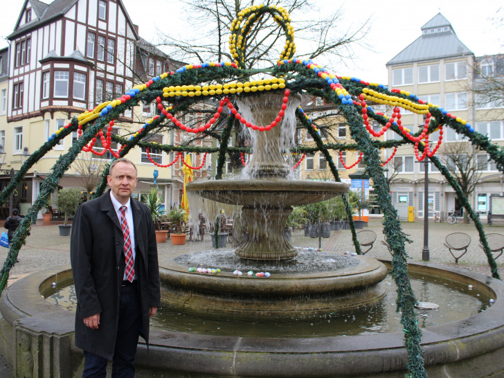 Bürgermeister Klaus Saemann vor dem zerstörten Osterbrunnen. Foto: Stadt Peine