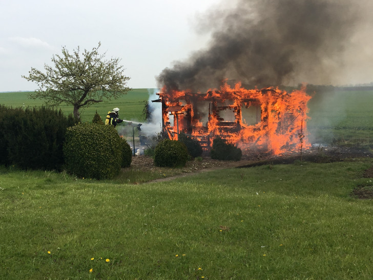 In Börßum brannte eine Gartenlaube nieder. Fotos: Feuerwehr Oderwald