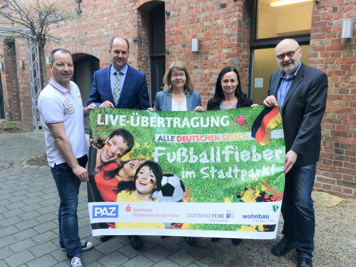 von links Public-Viewing-Veranstaltungsleiter Marc Schalon, PAZ-Geschäftsführer Gordon Firl, Elke Brandes (Sparkasse Hildesheim Goslar Peine), Petra Kawaletz (Stadtwerke Peine GmbH) und PeineMarketing-Geschäftsführer Thomas Severin. 
Es fehlt: Kai Mühlberg (Wohnbau Salzgitter GmbH) – er war beim Vor-Ort-Termin verhindert. Foto: PeineMarketing GmbH