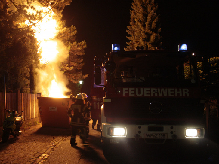 Zwei Container brannten in Weyhausen. Symbolfoto: Werner Heise