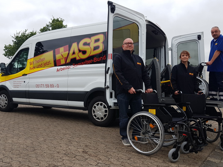 ASB Fahrdienstleiter Andreas Clark, Fahrdienstdisponentin Gesine Schridde und Fahrdienstmitarbeiter Michael Wedemeyer sorgen für Mobilität in jeder Lebenslage. Foto: ASB Peine