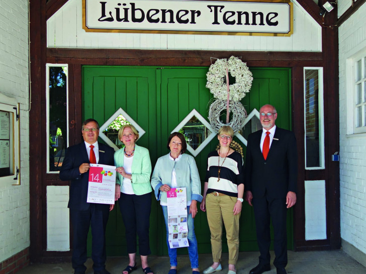 Jürgen Kröger, Vorstandsvorsitzender der Kultur- und Sozialstiftung der Sparkasse Gifhorn-Wolfsburg, mit den Mitgliedern des Kulturvereins Wittingen Ursula Brüns, Doris Weiß, Natascha Engst-Wrede und seinem Kollegen Christian Eichler. Foto: Sparkasse Gifhorn-Wolfsburg.