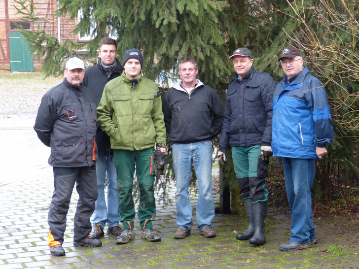 Initiative "Wir tun was für Cremlingen" stellt Weihnachtsbaum auf. Foto: Privat