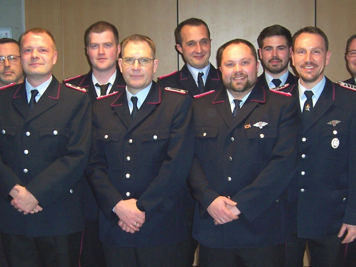 Bürgermeisterin Maren Wegener und Ortsbrandmeister Sven Cleve (von links) mit dem neuen Kommando sowie den Beförderten der Freiwilligen Feuerwehr Barbecke: Marco Lüttgau, Alexander Smikowski, Christian Kaune, Markus Leipke, Klaus-Peter Hagemann, Oliver Schütte, Phillip Markwort, Harald Ziegenbein, Jans-Peter Poßberg und Gemeindebrandmeister Andreas Runge. Foto: Michael Kramer