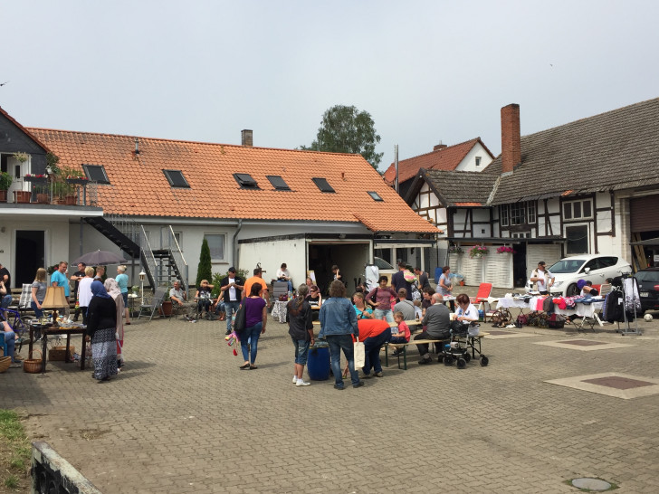 Das Treiben auf dem Dorfflohmarkt am 12. Juni 2016. Fotos und Text: Peter G. Matzuga