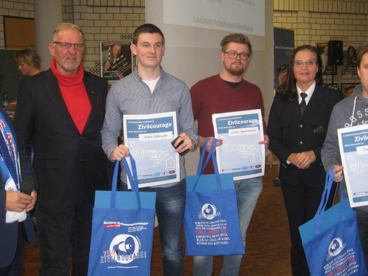 Die mutigen Helfer wurden von Günter Koschig, Lothar Kannenberg und Petra Krischker (von links) geehrt. Foto: GZK
