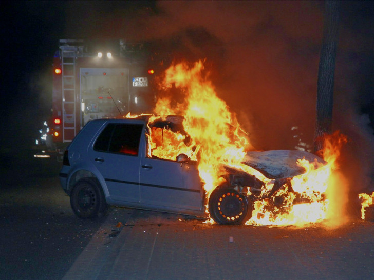 Der Wagen prallte gegen einen Baum und ging in Flammen auf. Fotos: Rudolf Karliczek