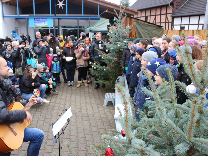 In Fümmelse wurde am Samstag der Weihnachtsmarkt eröffnet. Fotos: Anke Donner