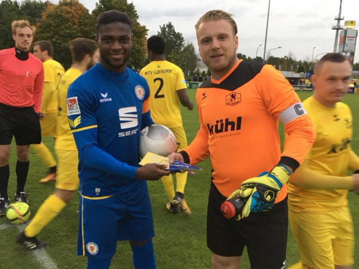 Kapitäne unter sich: Eintrachts Joseph Baffo und Gifhorns Tobias Krull. Foto: MTV/privat