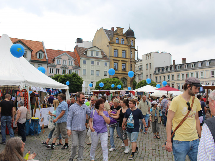 Die Besucher schlendern zwischen den Ständen von "Braunschweig International". Fotos: Jan Borner